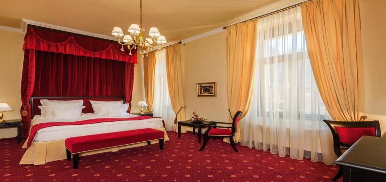 Partida para Sighisoara (93 km), cidade natal do famoso Vlad, mais conhecido como o Conde Drácula. Hospedagem no Central Park Hotel em Sighisoara 3* superior. Noite em Sighisoara.