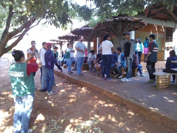 Durante a visita ao Parque do Goiabal foi realizada uma palestra por um professor universitário especialista na área (Figura 2), tratando de diversos assuntos relacionados ao parque.