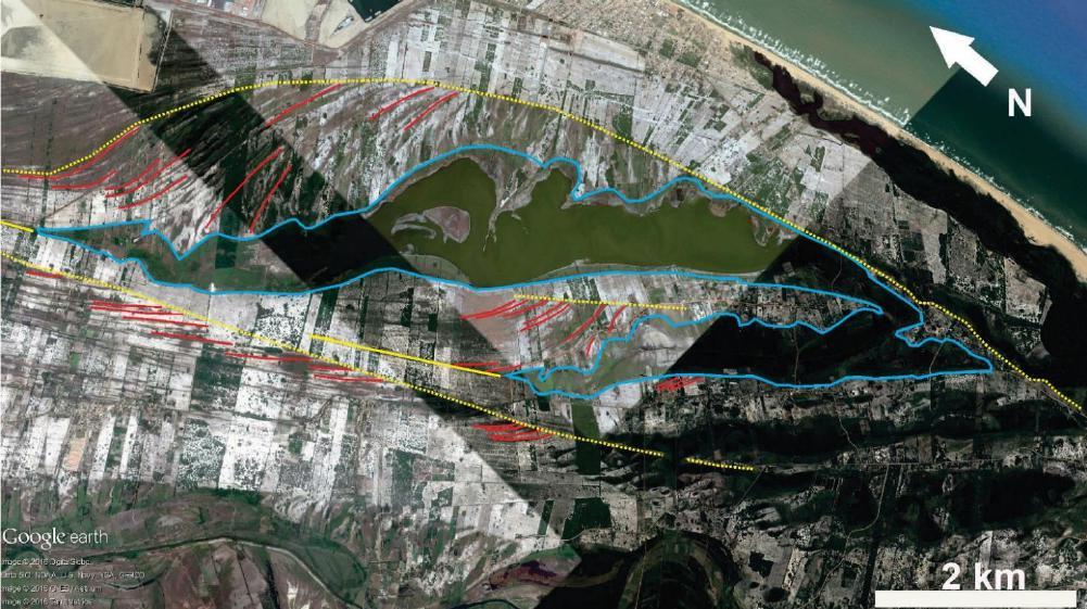 60 lagoa, já parcialmente assoreada, mostra um padrão de fechamento e morfologia de cordões arenosos adjacentes muito semelhante aos observados na primeira.