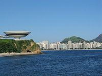 característica principal presente nas obras de Niemeyer?