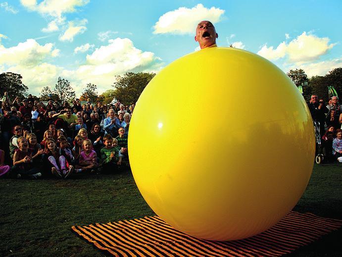 Toons e o seu balão de hélio gigante tem sido um enorme sucesso em festivais por todo mundo e a sua actuação, maravilhosamente louca, tem sido destaque em festivais e programas de televisão em