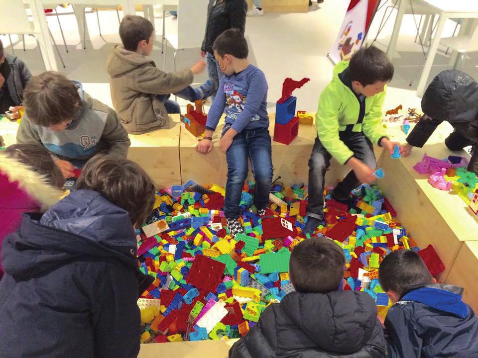 A Caixa de Brinquedos é um espaço para crianças, jovens e adultos, inteiramente dedicado às construções LEGO@ onde se poderão ver construções originais, fazer as próprias, ver sets, construir sets,