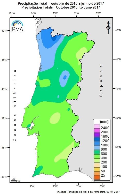 Figura 10 - Precipitação acumulada desde 1 de outubro 2016 (esq.) e percentagem em relação à média 1971-2000 (dir.