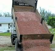 Enquanto os concretos normais têm sua densidade variando entre 2300 e 2500 kg/m³, os leves chegam a