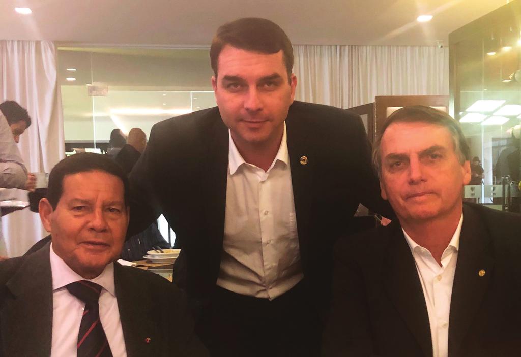 Twitter/@FlavioBolsonaro Da esq. para à dir., vicecandidato à presidência Antonio Hamilton Martins Mourão (PRTB), Flávio Bolsonaro e o então candidato a presidência Jair Bolsonaro (PSL).