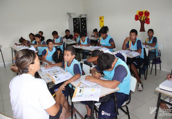 PEDAGOGIA DO AFETO A Pedagogia do Afeto traz uma abordagem mais humana, em que o educador constroi uma relação de respeito com seu aluno através da escuta e do diálogo.