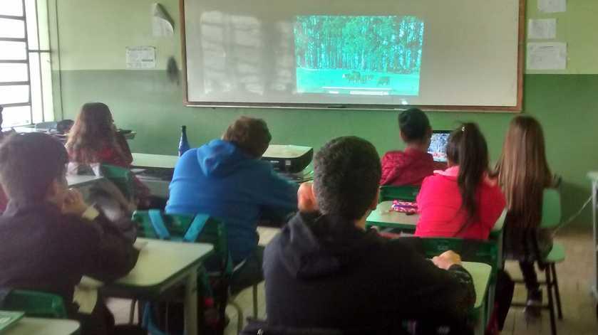 Figura 5: Alunos assistindo vídeos sobre os biomas.