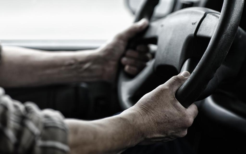 Como evitar dores nas costas Braços, cotovelos e mãos Os cotovelos devem estar à distância certa do volante.