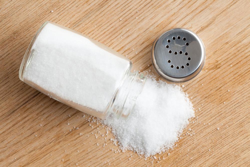 Alguns exemplos do que podemos fazer: Reduzir o sal consumido durante o dia. Para muitas pessoas, isso pode ser um grande desafio. Uma maneira de iniciar é retirando o saleiro da mesa.