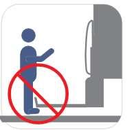 - Durante o movimento de subida ou descida do elevador, o usuário deve permanecer na área delimitada, segurando-se nos pega-mãos.