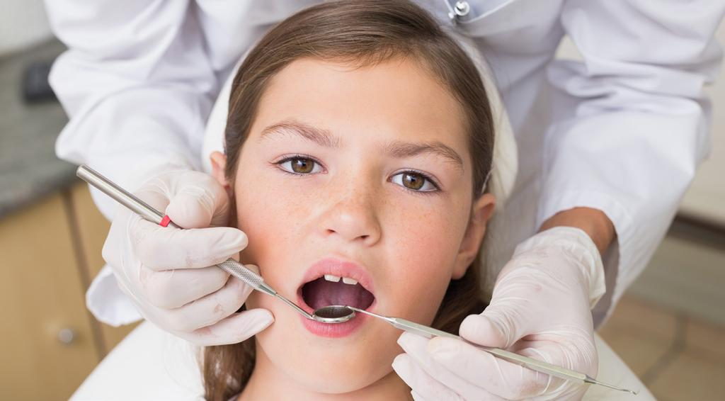 Em casos de fluorose severa, com depressões no esmalte, aspecto corroído e manchas escuras generalizadas (situação em que a própria forma do dente pode ser afetada), poderá ser recomendada a