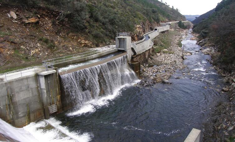 Circuito hidráulico a jusante do açude do rio Tinhela.
