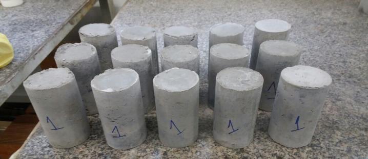 Figura 5 Corpos de provas desmoldados. 2.2.2 Segunda etapa Para a segunda etapa, na dosagem 2, foi adicionado 3% de fibras com relação ao cimento.