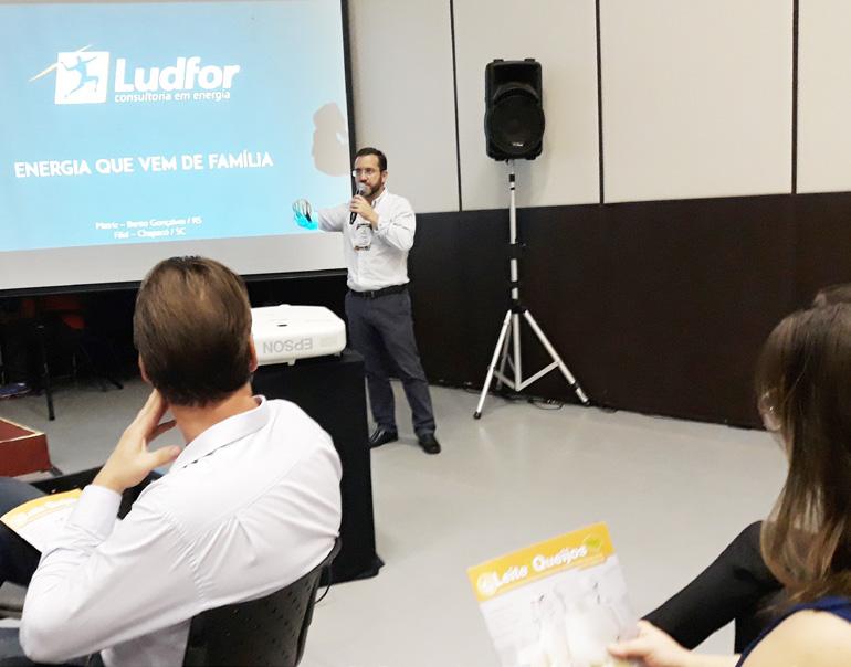 Ainda durante o encontro, Evandro Seben Braido, da Ludfor Consultoria em Energia, apresentou as diferenças entre o mercado cativo e o mercado livre