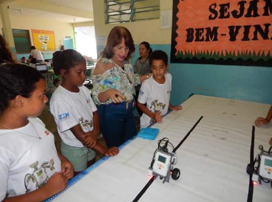 montagens de robôs e eles estão sendo preparados para