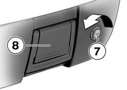 Rodar a chave na fechadura da mala longitudinalmente ao sentido de marcha. Mala trancada.
