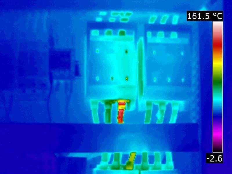 Equipamento: PELE-12 - PAINEL ACIONA BOMBA RECALQUE SÃO LUIZ Localização: ESTAÇÃO DE TRATAMENTO DE AGUA Nº1 TAG: ETA1-5 Emissiv: 0,85 T. Amb: 27 ºC Carga: 100 % V.