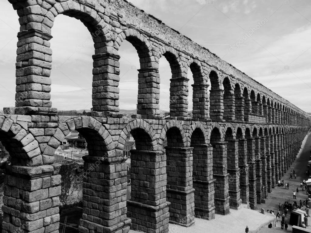 Os monumentos Romano se caracterizavam pela solidez, notoriedade, os arcos e abóbadas ou teto curvo.