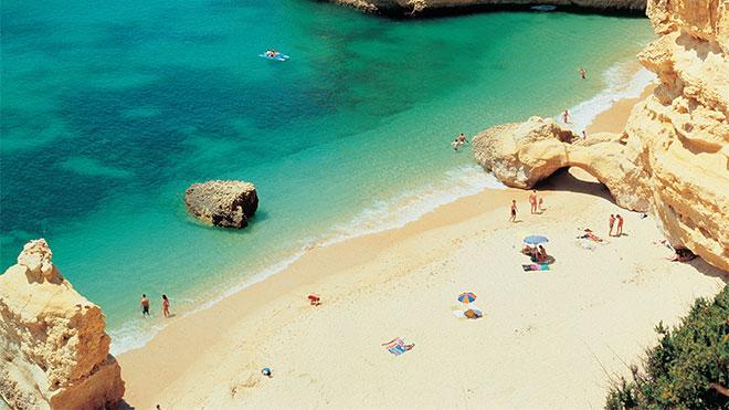 O Algarve, o mais conhecido destino de sol e mar de Portugal, foi galardoado com o prémio de melhor destino de praia da Europa nos World Travel Awards 2013 e 2015.