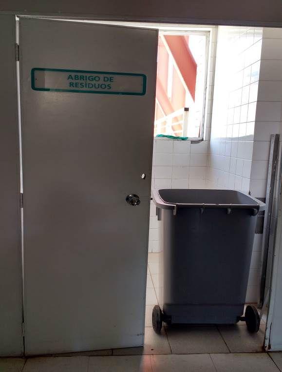 c) ARMAZENAMENTO TEMPORÁRIO A RDC Anvisa n 306 estabelece que a sala para abrigo temporário de resíduos deve dispor de área suficiente para armazenar, no mínimo, dois recipientes de coleta, os quais