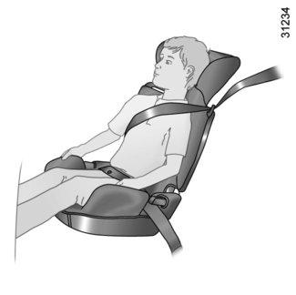 Escolha uma cadeira envolvente, para uma melhor protecção lateral, e substitua logo que a cabeça da criança ultrapasse a estrutura da cadeira.