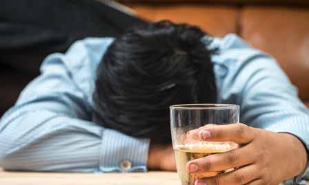Como identificar o alcoolismo Há muitos sinais que identificam uma pessoa que sofre de alcoolismo. Quanto mais sintomas o indivíduo apresentar, maior a gravidade da doença.