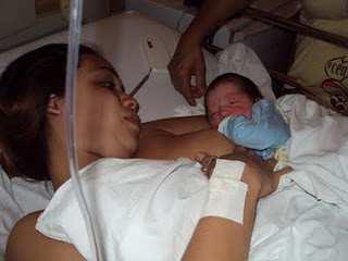 Mãe Canguru Na UTI Neonatal é realizada a 2º Etapa do método Mãe Canguru, sendo oferecido o espaço para permanência integral da mãe