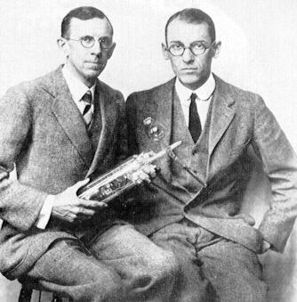 Davisson e Germer (1927) Dois anos depois, Davisson e Germer verificaram esta hipótese por um experimento. Fizeram um feixe de elétrons incidir num alvo de alumínio em pó.