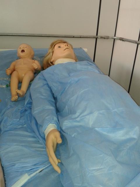MANEQUIM: SIMULADOR DE PARTO CORPO INTEIRO NOELLE Simulador de parto corpo inteiro NOELLE avançado com bebê para RCP.