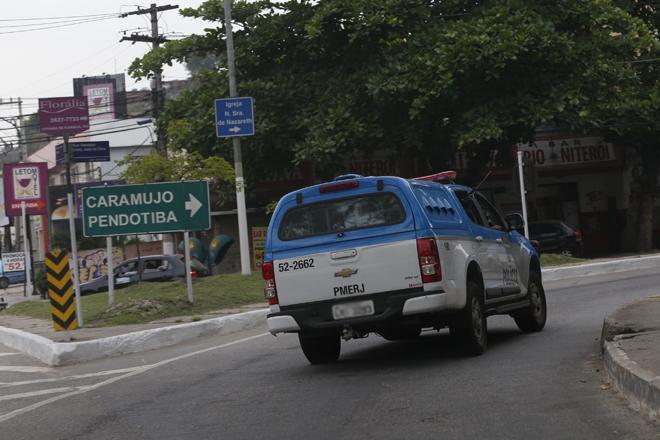 SD1 - A troca de uma placa de sinalização às margens da Rodovia RJ-104 (Amaral Peixoto) que indica o acesso ao Caramujo deixou constrangidos moradores do bairro.