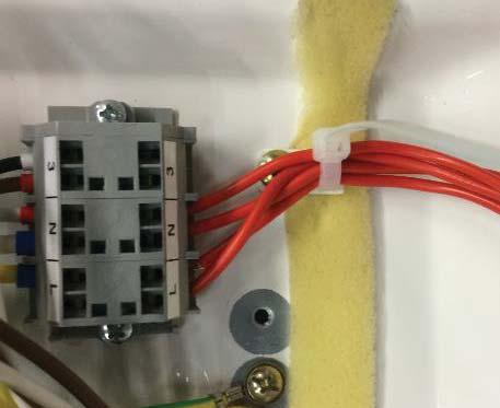Fixação do Cabo de Alimentação Elétrica das Unidades Condensadoras As unidades condensadoras 38K possuem, montada juntamente com um clipe ( a - figura 38), uma abraçadeira (cinta) plástica de nylon (