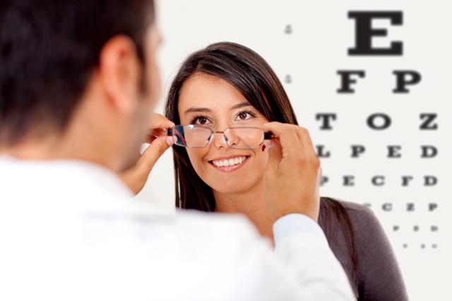A cirurgia refrativa é o conjunto de técnicas cirúrgicas personalizadas, 100% a laser, destinada a eliminar ou minimizar defeitos de refração ocular, dando a você a liberdade dos óculos e das lentes