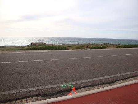 º km Estrada Nacional nº 247 (Estrada do Guincho) /7 m antes do pilar pequeno castanho do lado esquerdo, que fica em frente a