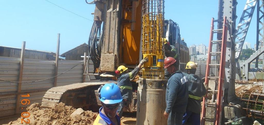 47 Nesta estaca foram utilizadas 4 células expansivas hidrodinâmicas, assim como um manômetro, cinco deflectômetros, uma bomba elétrica, todos estes