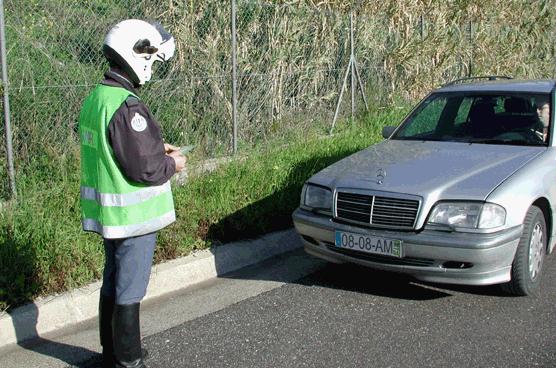 Para conduzir um veículo a motor na via pública, o condutor tem