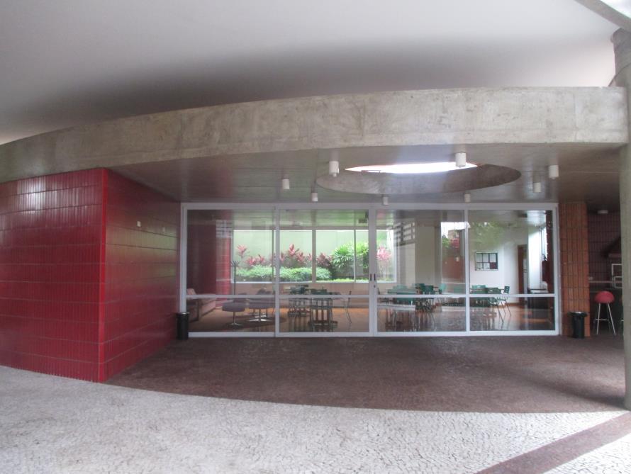 Salão de Festas O salão de festas apresenta piso de taco, teto de laje com concreto aparente,