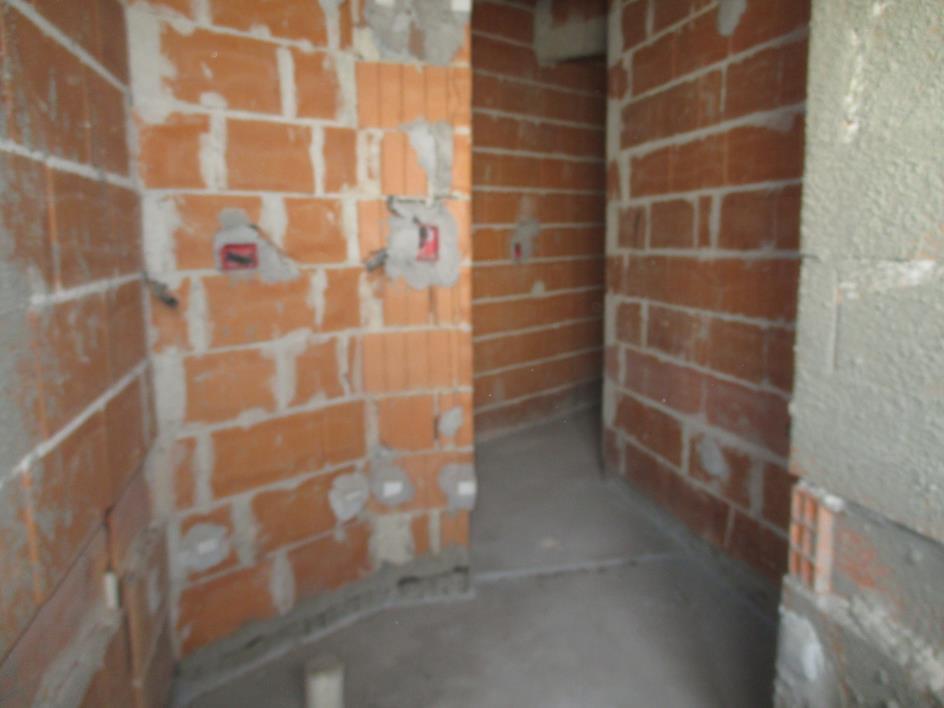 Banheiro O Banheiro apresenta piso cimentado, paredes sem