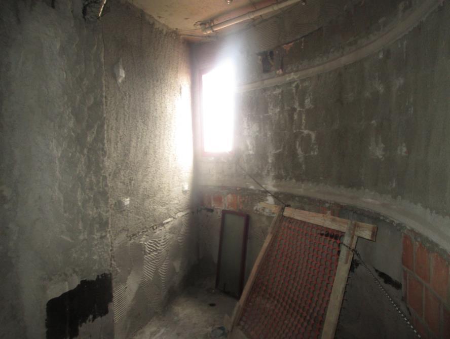 Banheiro Privativo da Suíte O Banheiro apresenta piso cimentado, paredes com reboco sem