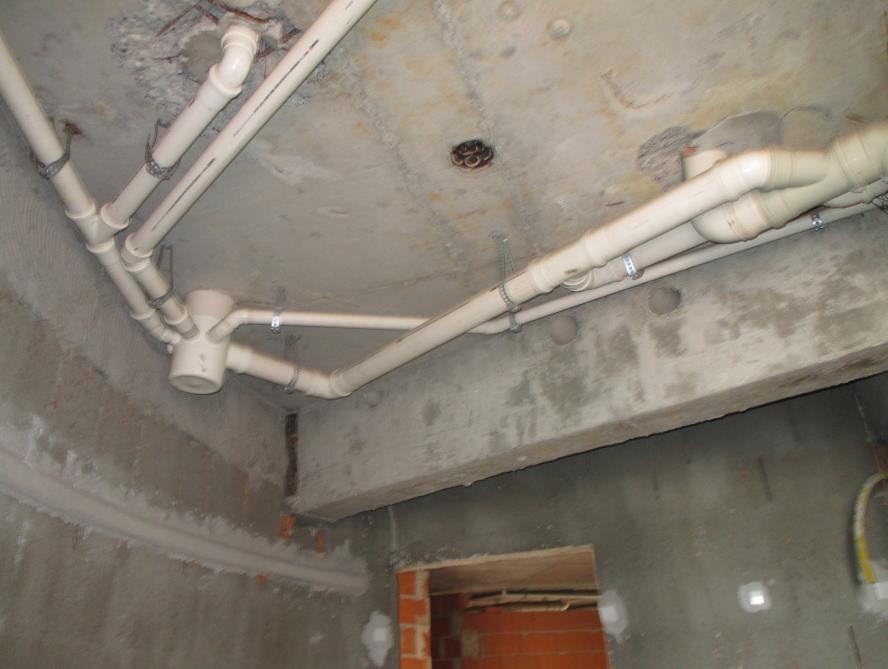 Nas imagens acima e abaixo, observa-se o banheiro com piso cimentado, paredes com reboco