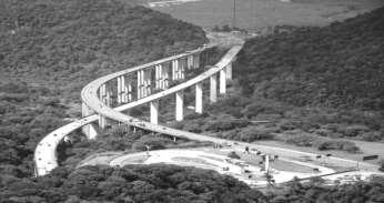 Para chegar ao Museu Imperial é preciso seguir pela rodovia BR 040 (sentido Rio Petrópolis). Observe um trecho dessa rodovia.
