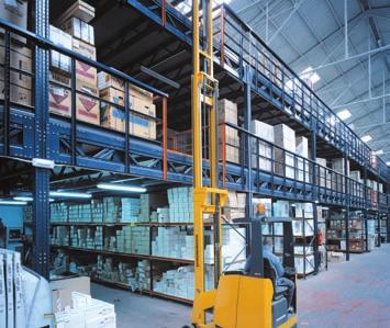 carga manual. O pavimento superior é destinado para armazenar produtos volumosos ou de menor consumo.