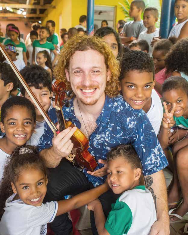 AULAS DE INICIAÇÃO MUSICAL Com o objetivo de estimular a sensibilidade musical em crianças e adolescentes, as aulas de iniciação musical nas escolas públicas da região de Porto Seguro, durante o