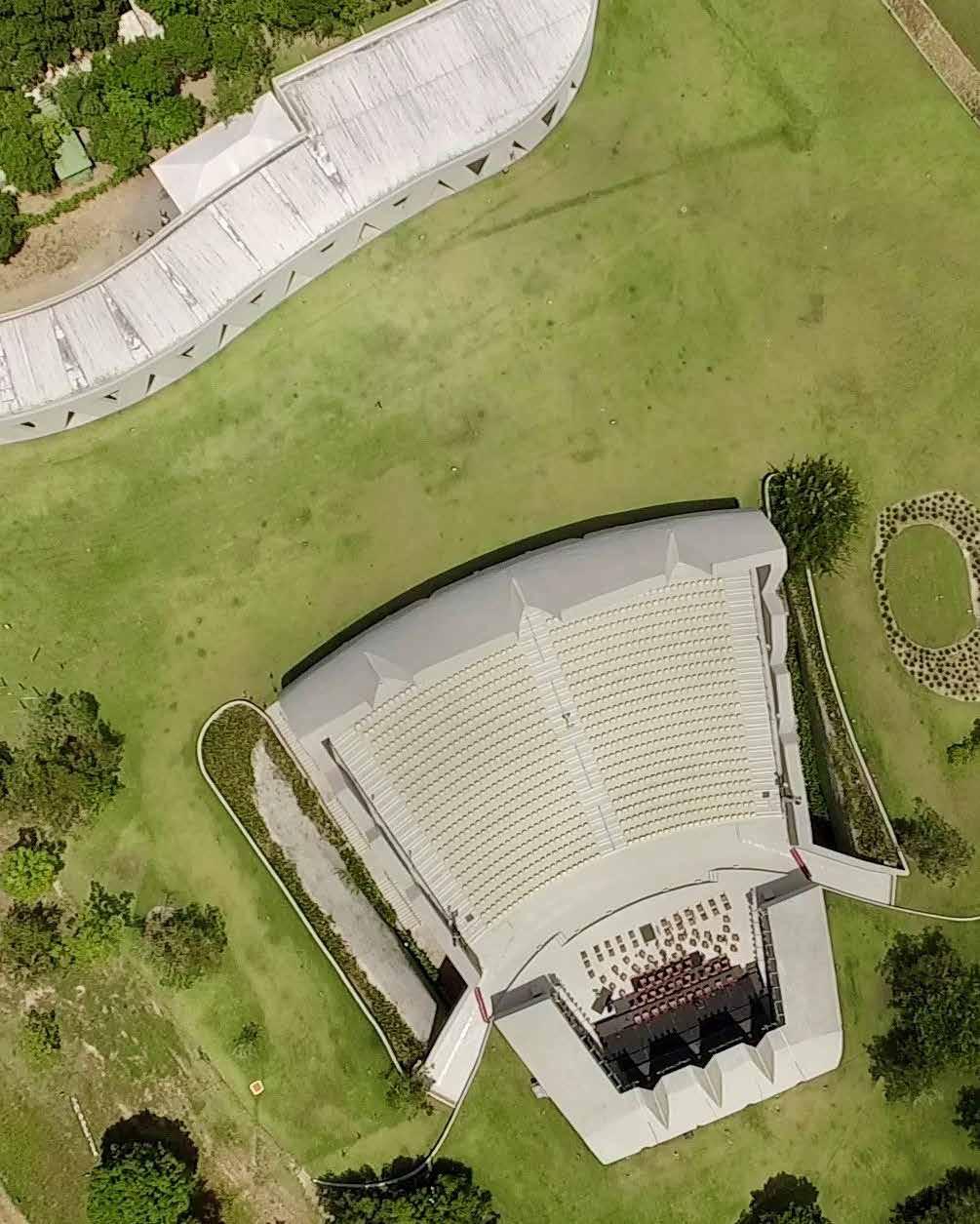 TEATRO L OCCITANE Um espaço mágico, onde cultura é sinônimo de educação Uma palma da mão aberta, voltada para o céu: esta é a aparência do Teatro L Occitane, a partir de suas duas salas de