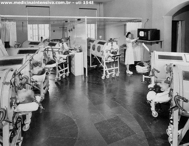 As unidades de terapia intensiva evoluíram com a criação das salas de recuperação, na década de 1920, para assistência a pacientes de neurocirurgia, no Hospital Johns Hopkins e, na década de 1930, em