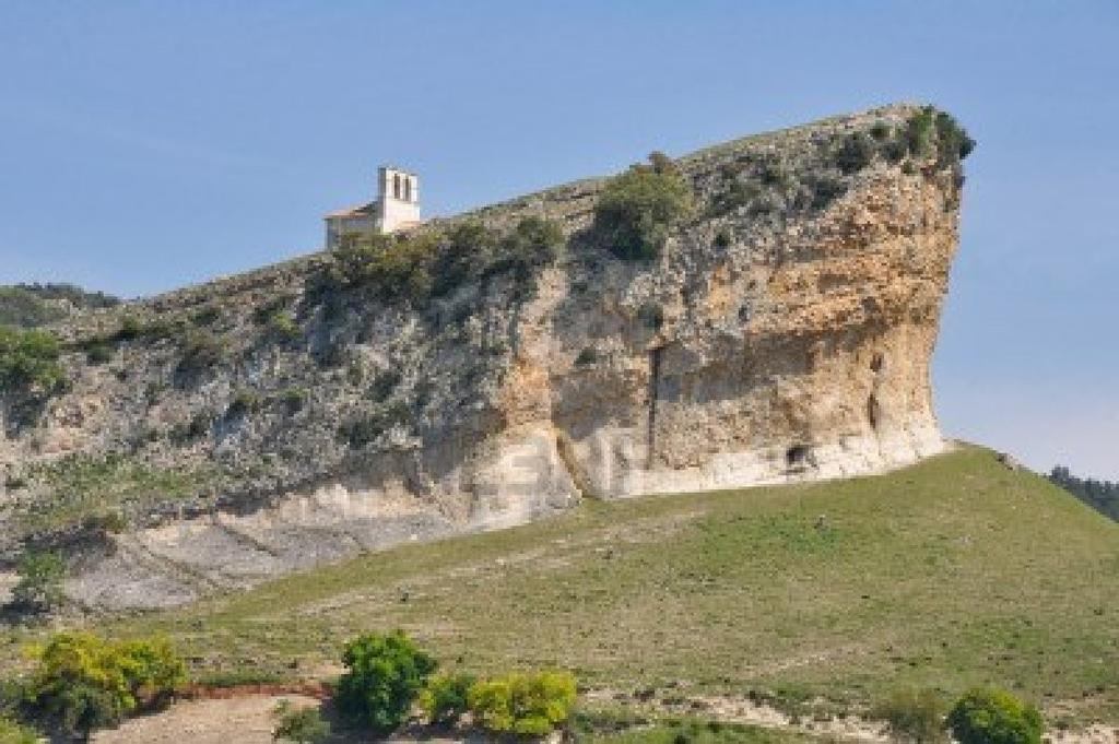 que se distingue un dorso ou reverso, formado polo estrato duro e inclinado. A fronte da costa ten unha parte superior de forte pendente, formada pola capa ou estrato duro.