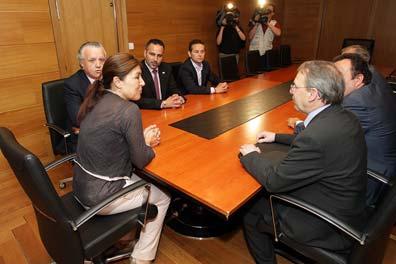 A titular de Traballo recibiu en primeiro lugar aos representantes de UGT, posteriormente aos de CIG Metal e, por último, os de CCOO. Santiago, 19 de xuño de 2009.