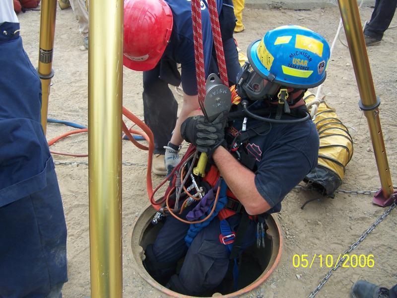 CONHECIMENTOS PRÁTICAS SEGURAS EM ESPAÇO CONFINADOS Deveres e Responsabilidades dos Vigias: Conhecer os riscos a que podem ser expostos durante a