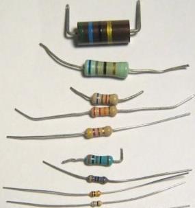 2 Equipamentos e componentes 1 multímetro comum; 1 multímetro ponte RLC; Resistores de valores variados; Capacitores de poliéster com valores variados; Capacitores cerâmicos de valores variados;