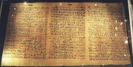 Egito antigo. O papiro de Ebers (1550 a.c) é um dos documentos medicinais mais antigos do mundo.