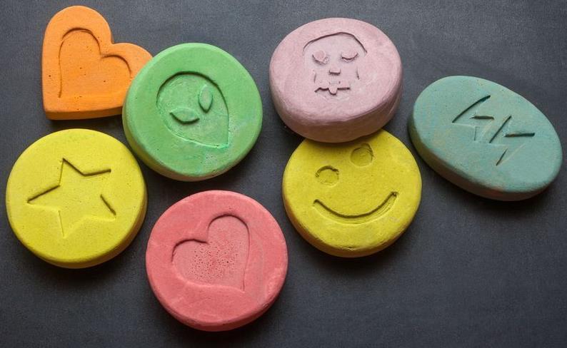 Ecstasy. Droga sintética inventada em 1914 pela empresa farmacêutica alemã Merck, tendo o propósito de ser usada como um inibidor de apetite.